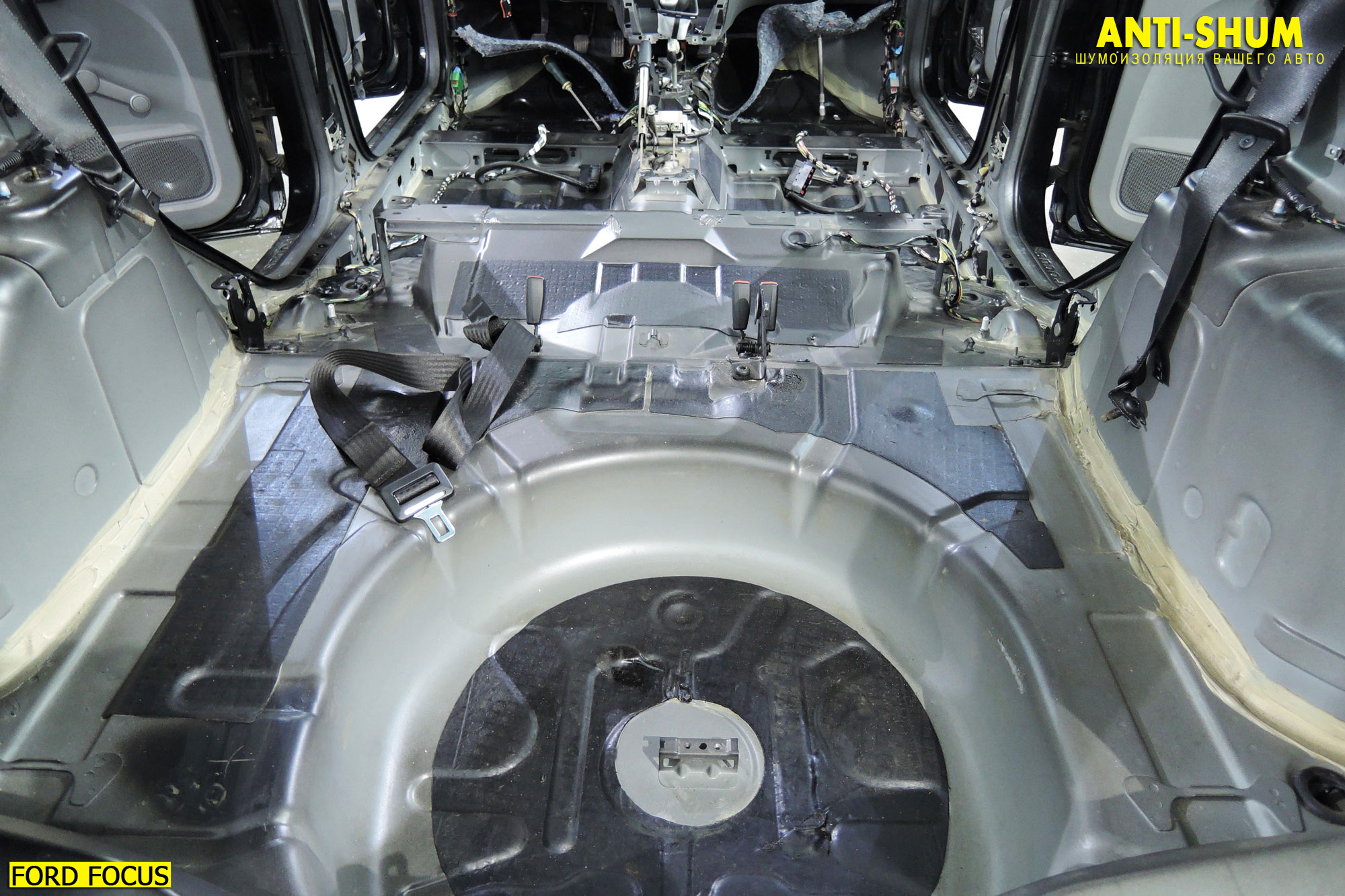 Шумоизоляция крыши Ford Focus 3 материалами эконом класса.